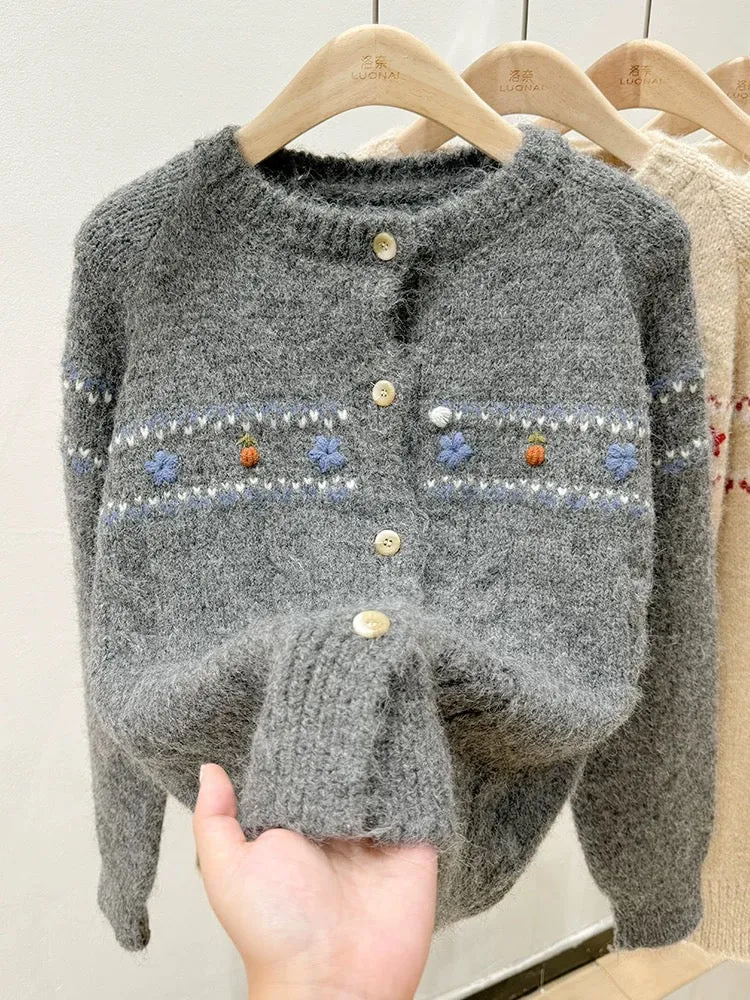 Embroidered round neck long-sleeved knitted cardigan for women in autumn and winter design niche lazy style top twist sweater ja